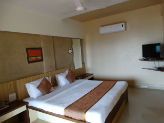 TEAK LAND VAZHIYORAM